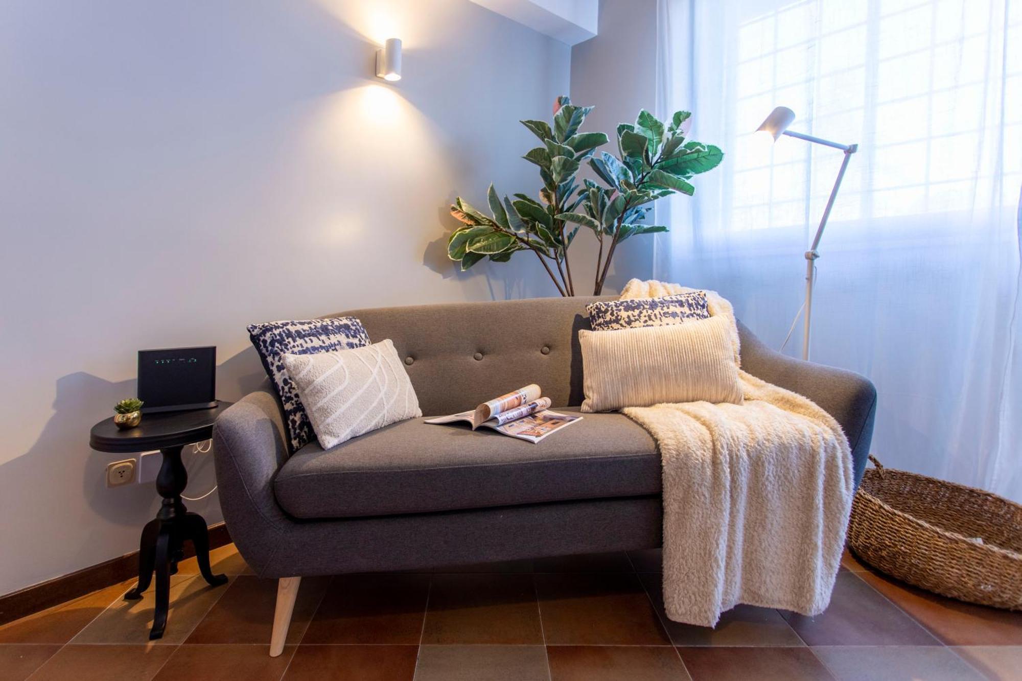 Emilia - Elegant And Modern Apartment Rom